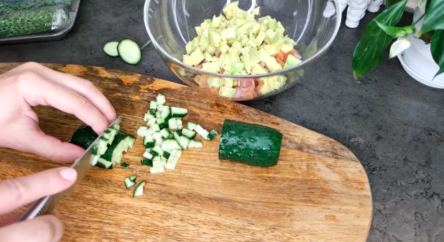 Оливье с красной рыбой и авокадо-Шаг 4