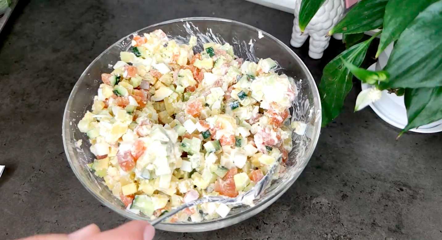 Оливье с красной рыбой и авокадо-Шаг 7