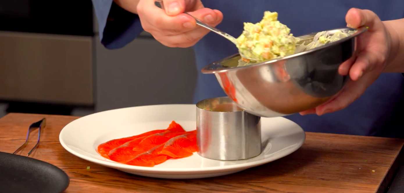 Оливье с креветками и красной рыбой-Шаг 8