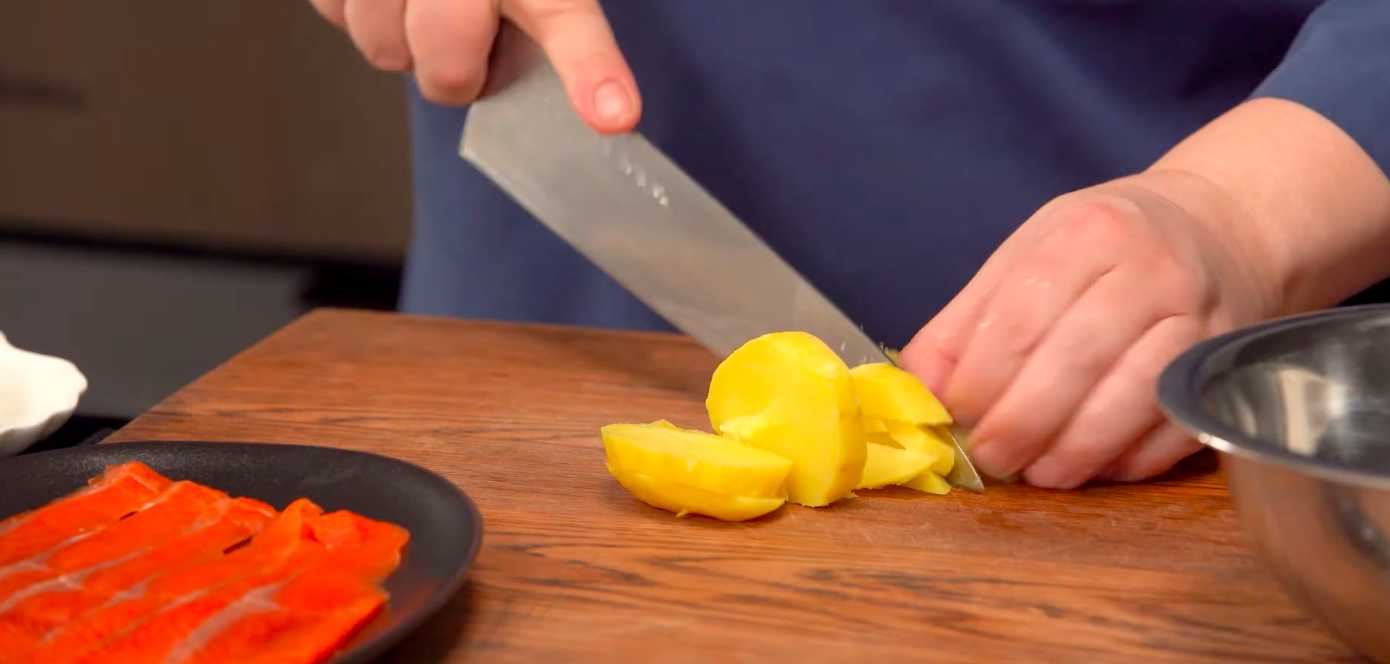 Оливье с креветками и красной рыбой-Шаг 1