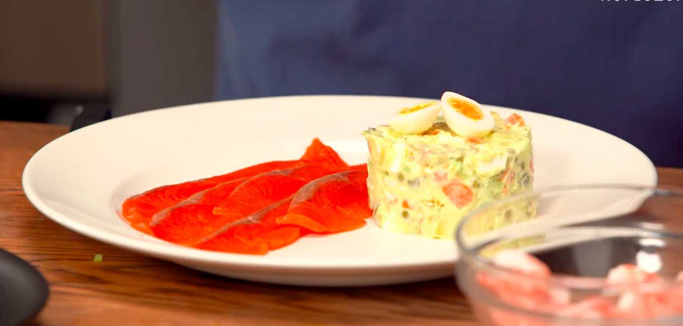 Оливье с креветками и красной рыбой-Шаг 9