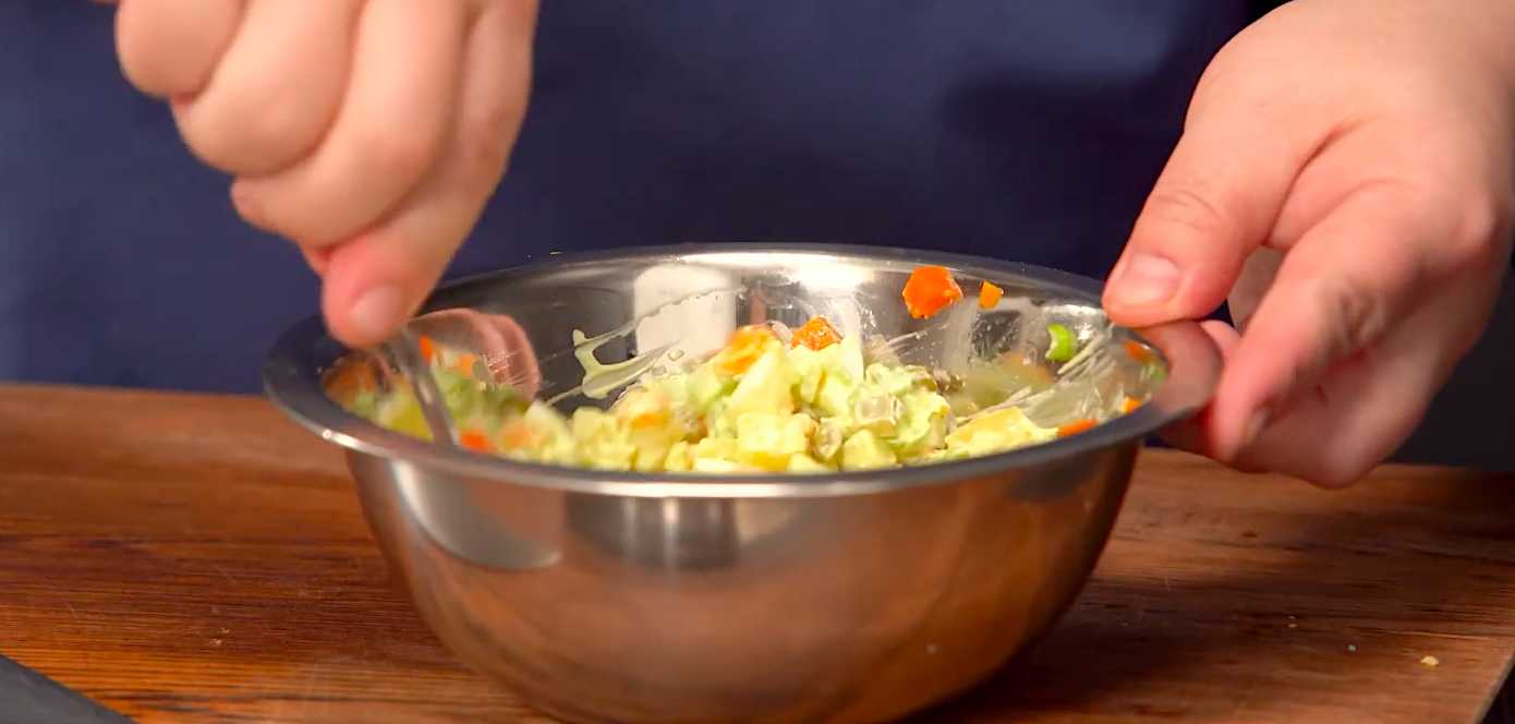 Оливье с креветками и красной рыбой-Шаг 7