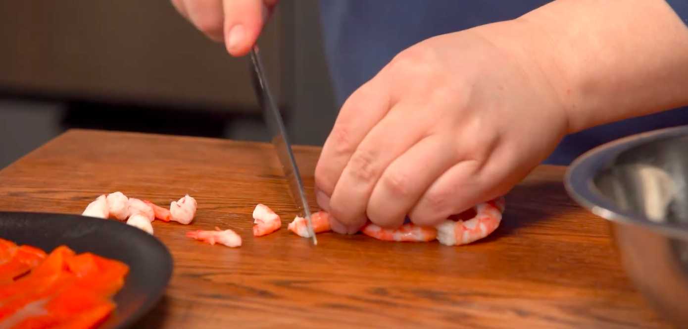 Оливье с креветками и красной рыбой-Шаг 3