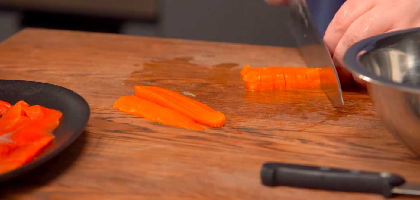 Оливье с креветками и красной рыбой-Шаг 2