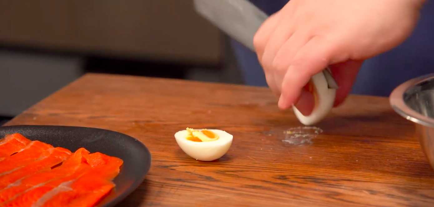 Оливье с креветками и красной рыбой-Шаг 4