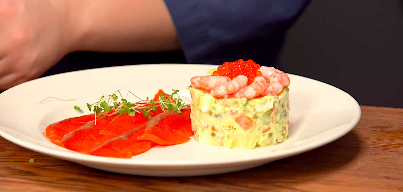 Оливье с креветками и красной рыбой-Шаг 10