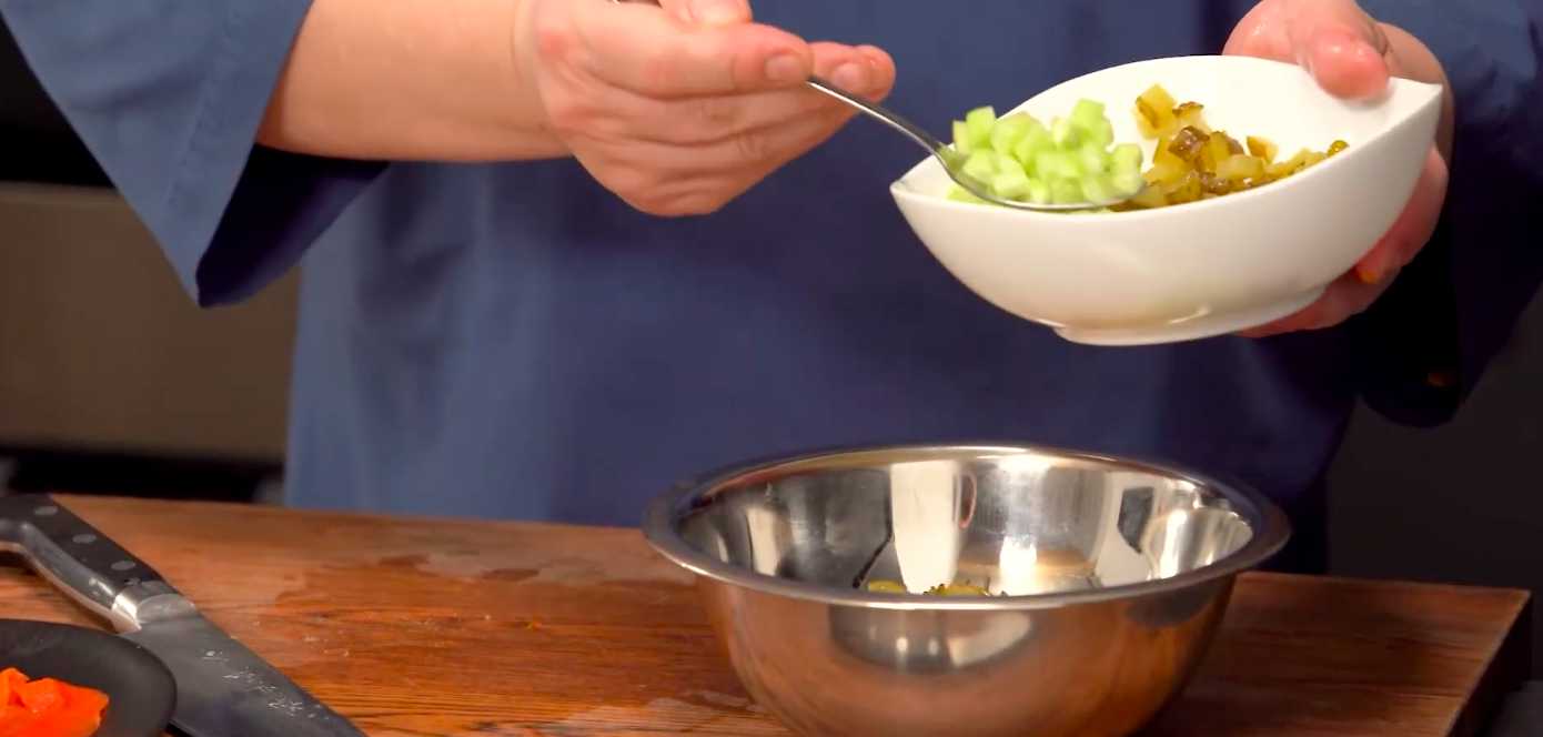 Оливье с креветками и красной рыбой-Шаг 6