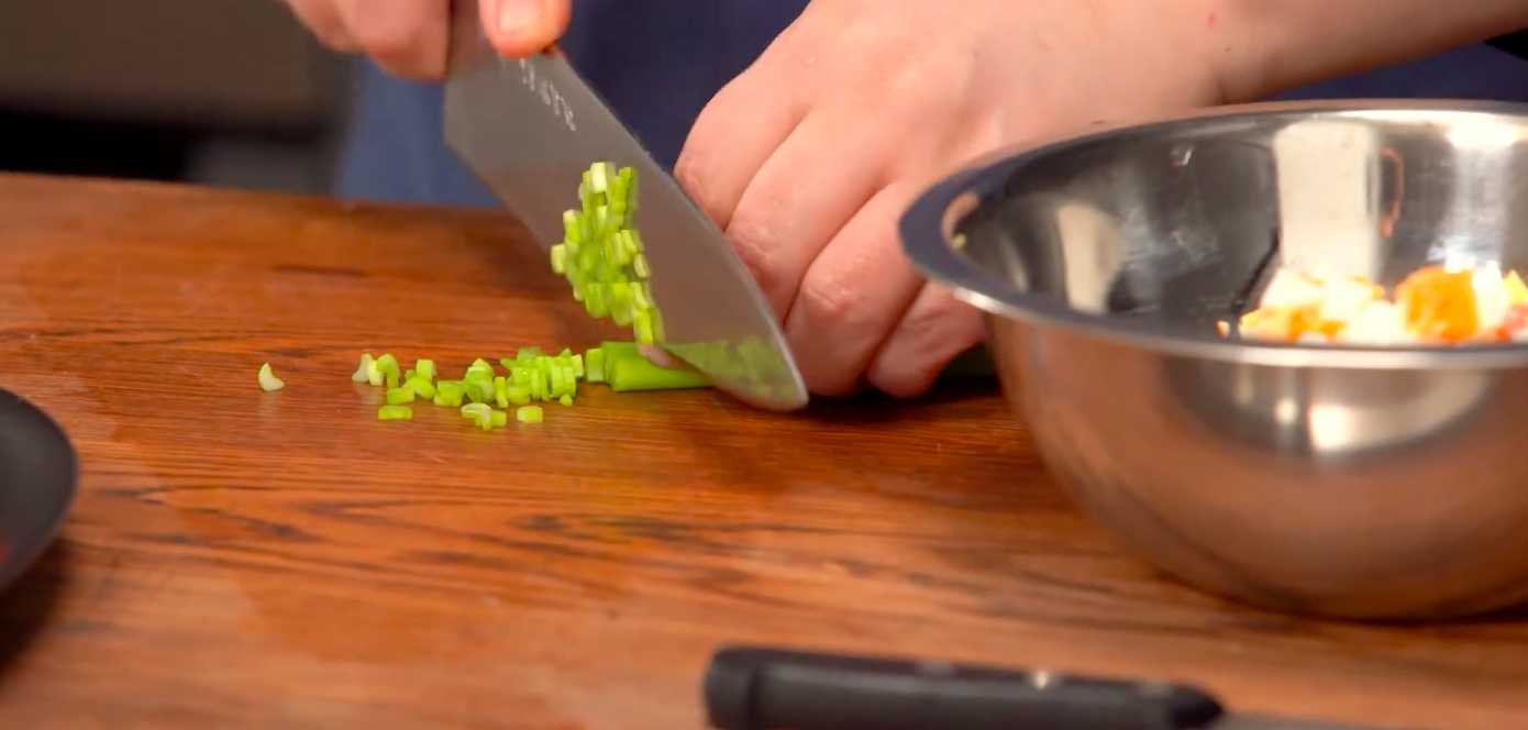 Оливье с креветками и красной рыбой-Шаг 5