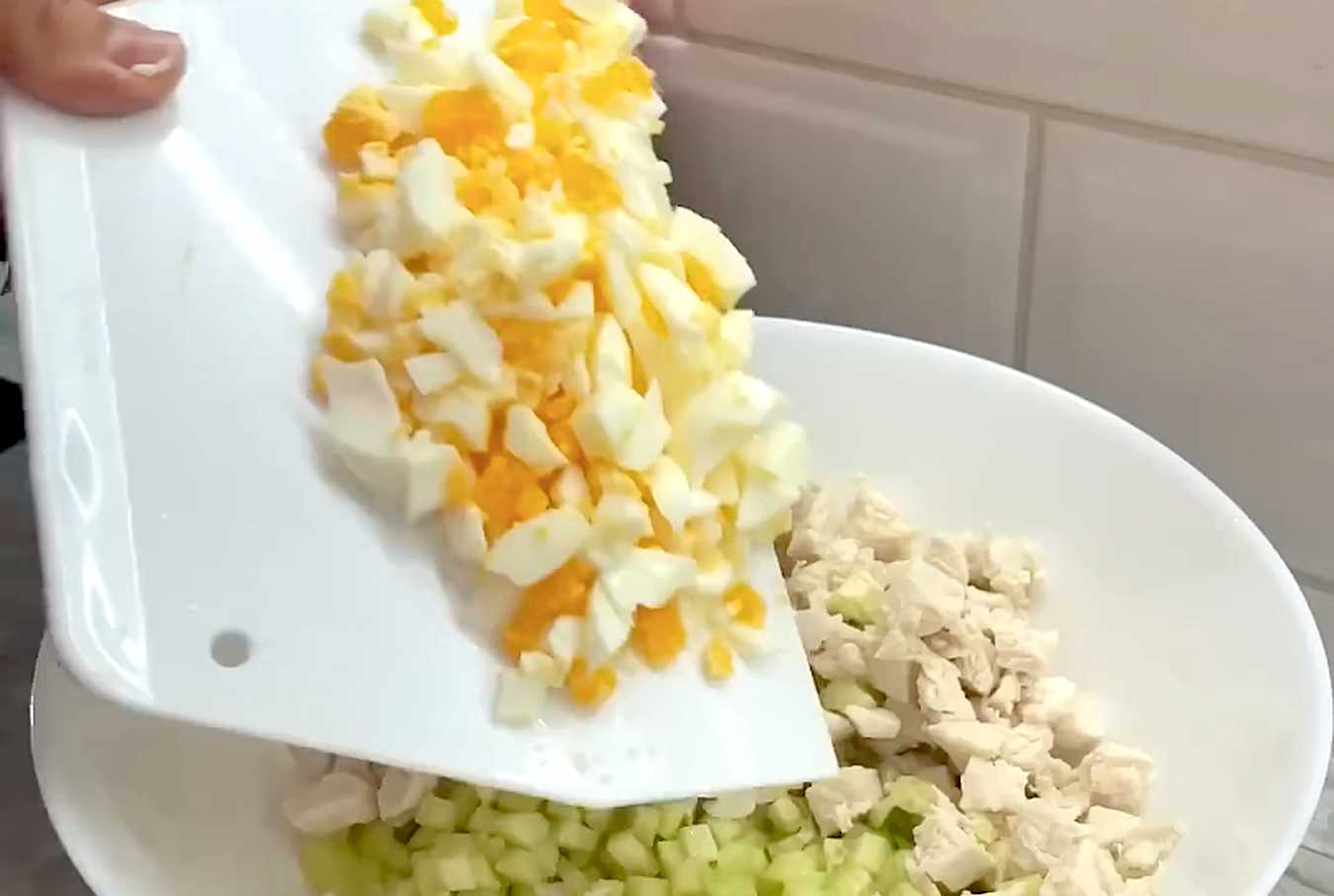 Оливье с курицей и йогуртом-Шаг 3