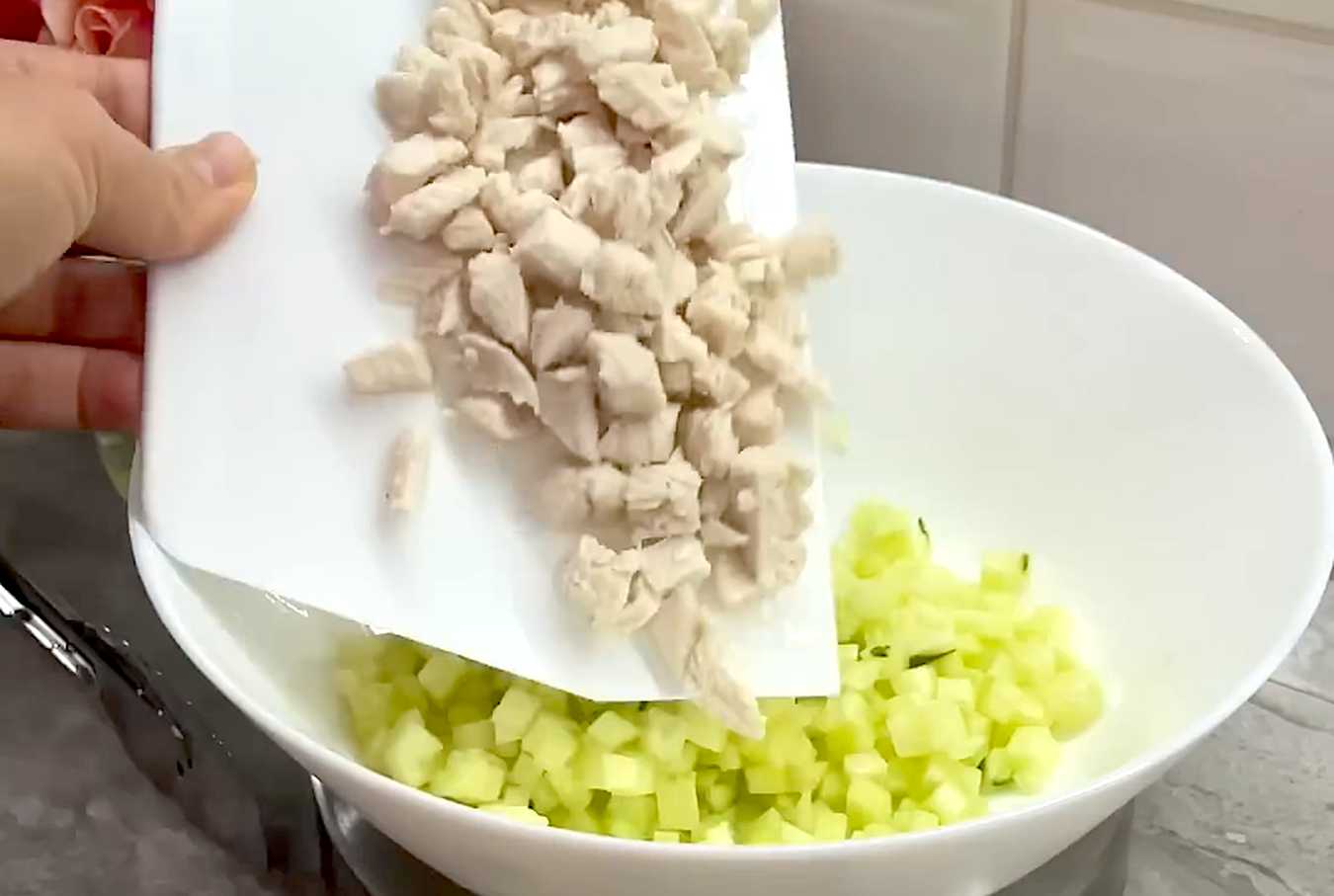 Оливье с курицей и йогуртом-Шаг 2