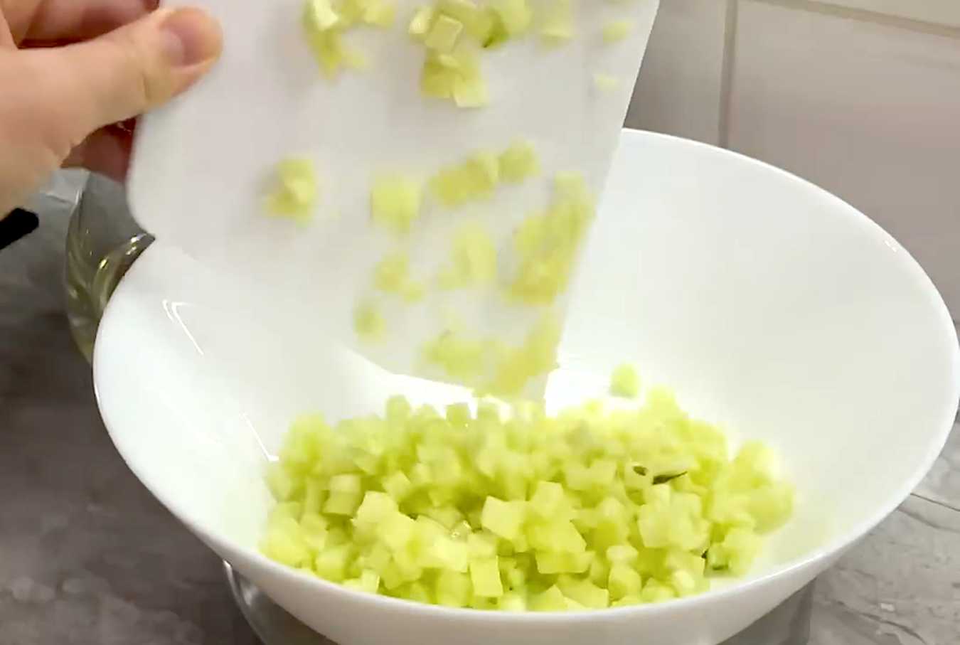 Оливье с курицей и йогуртом-Шаг 1