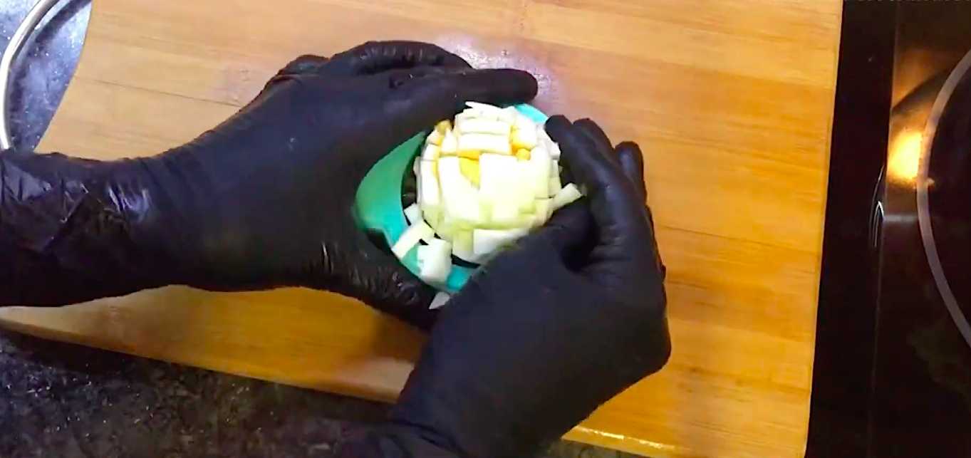 Оливье с курицей и грибами-Шаг 7