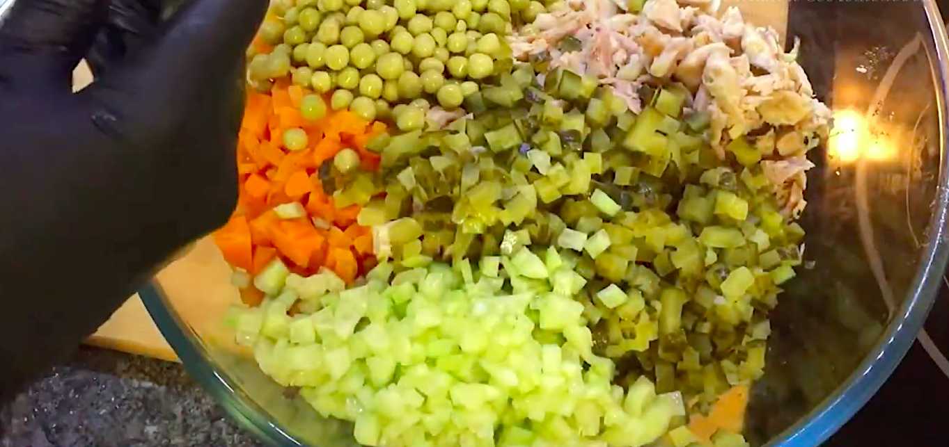 Оливье с курицей и грибами-Шаг 6