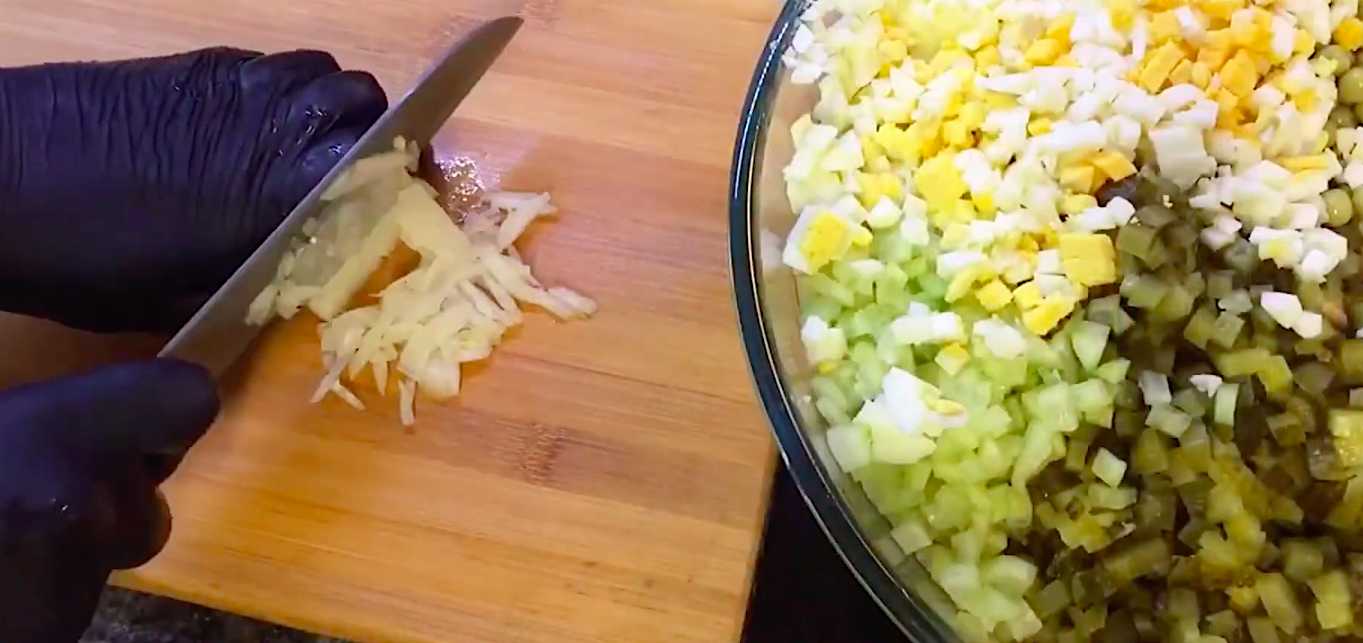 Оливье с курицей и грибами-Шаг 8