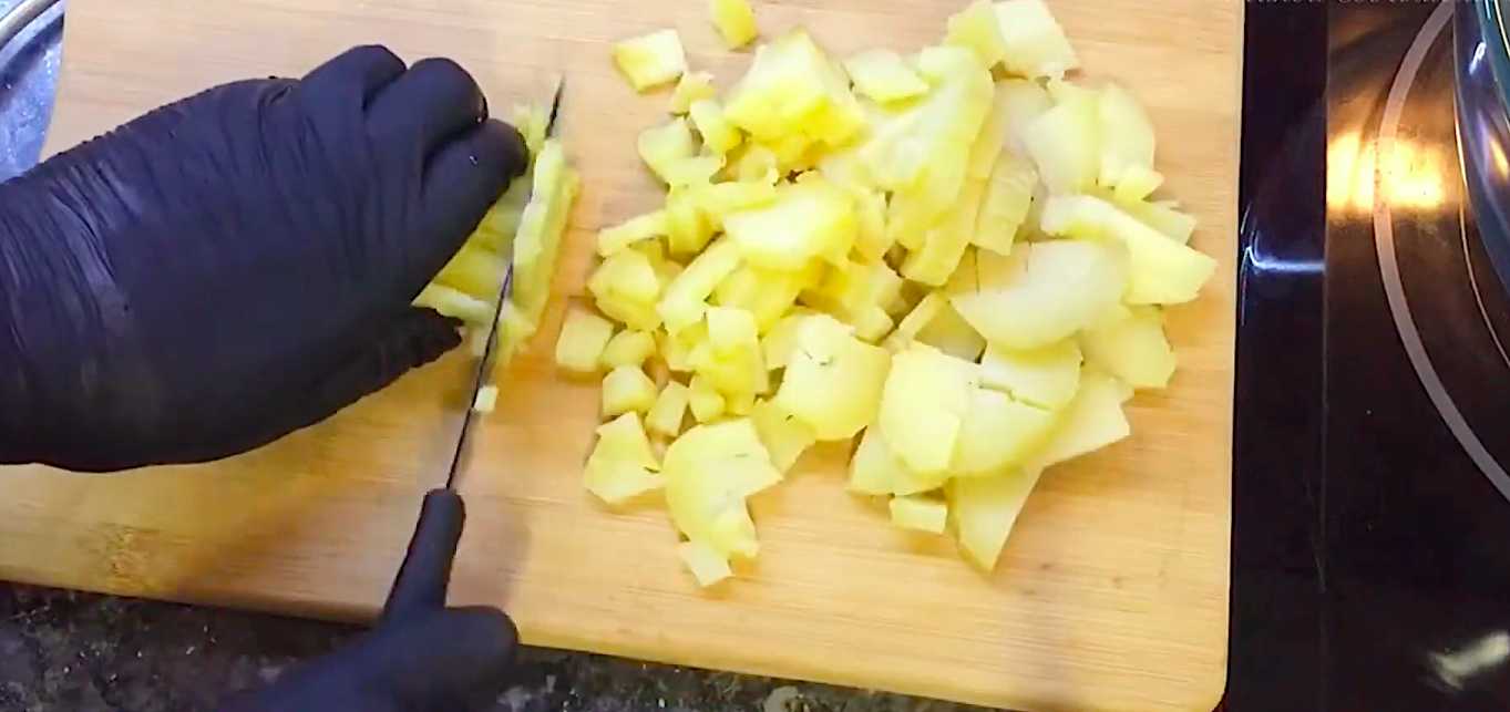 Оливье с курицей и грибами-Шаг 3