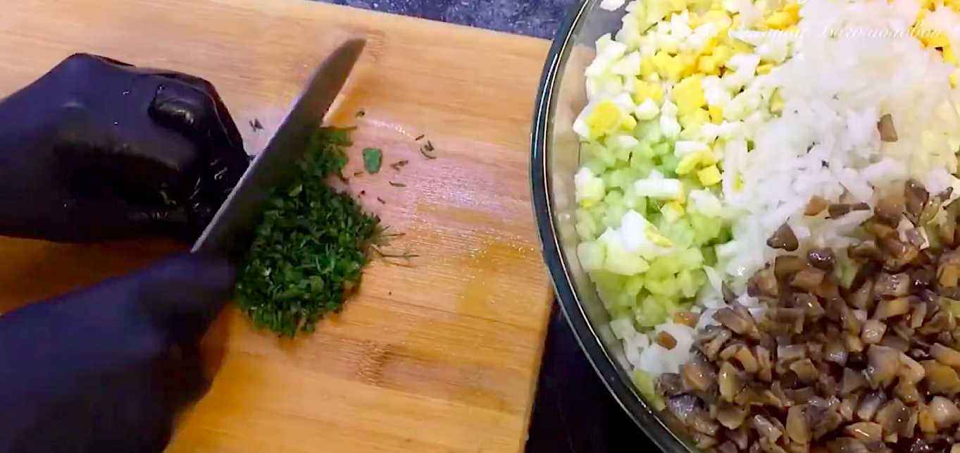 Оливье с курицей и грибами-Шаг 9