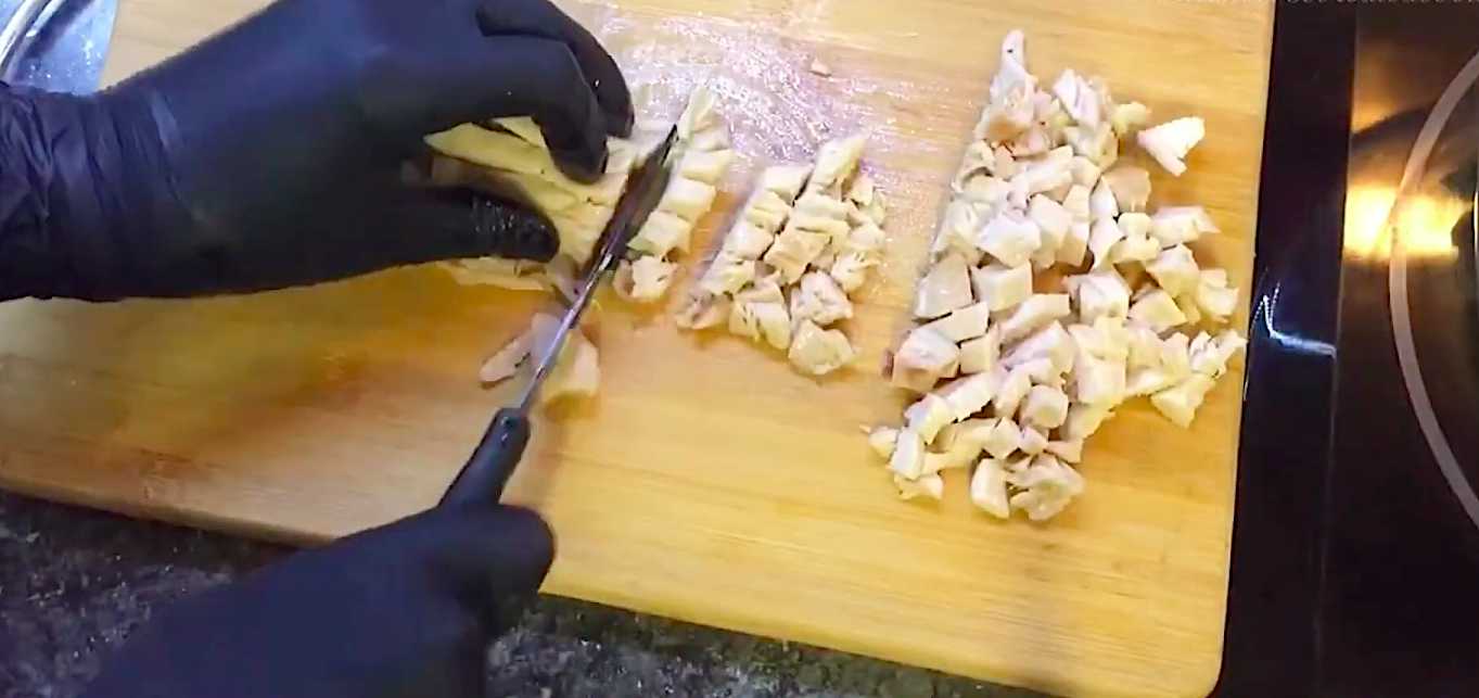 Оливье с курицей и грибами-Шаг 5