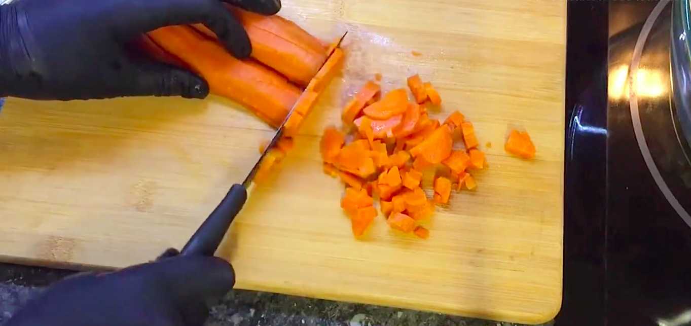 Оливье с курицей и грибами-Шаг 4