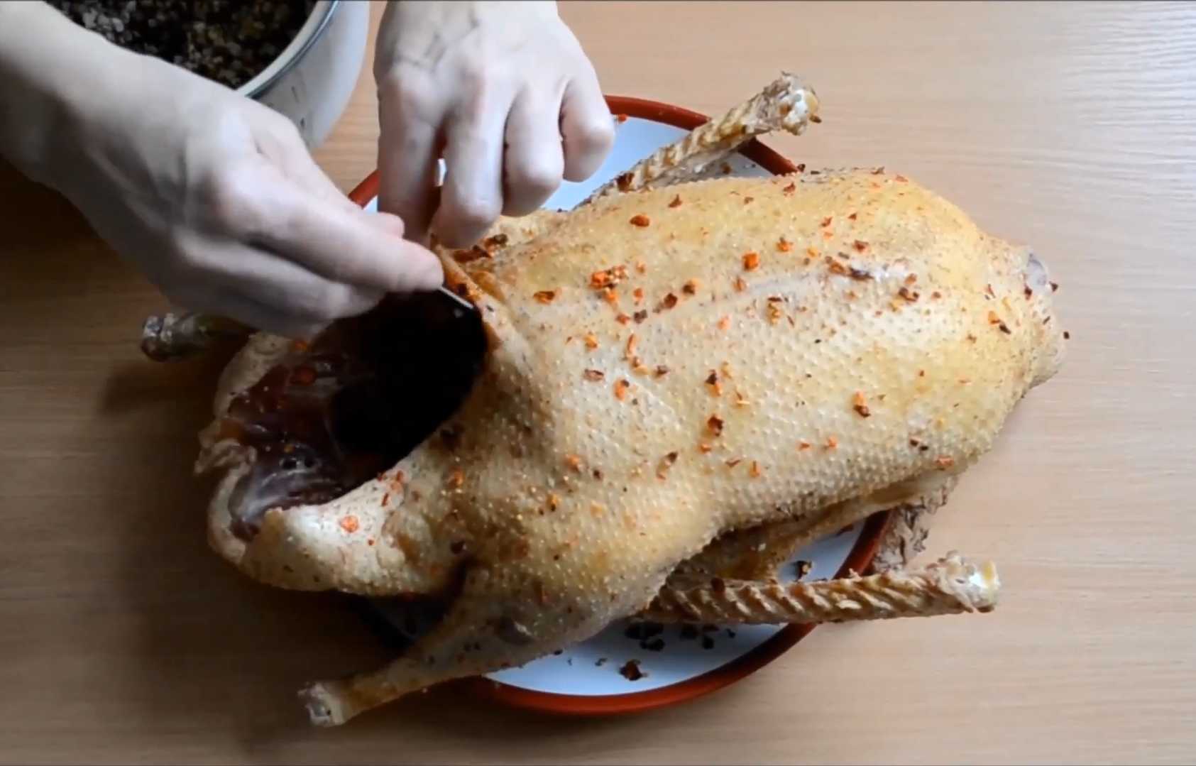 Гусь фаршированный гречкой-Шаг 3