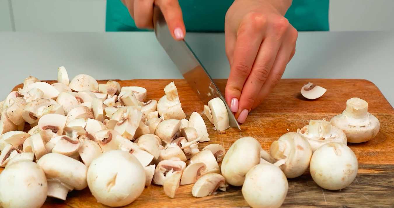 Гнезда из фарша с грибами и помидорами-Шаг 6