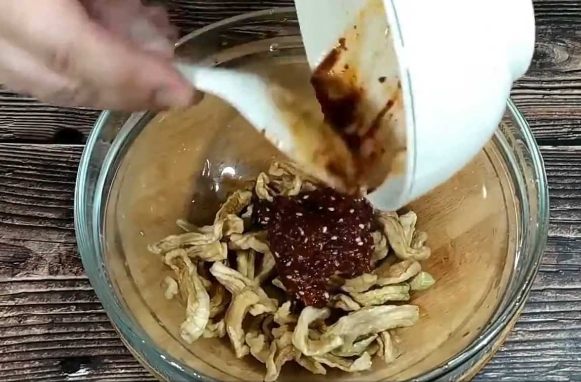 Острый корейский салат из сушеной редьки-Шаг 11