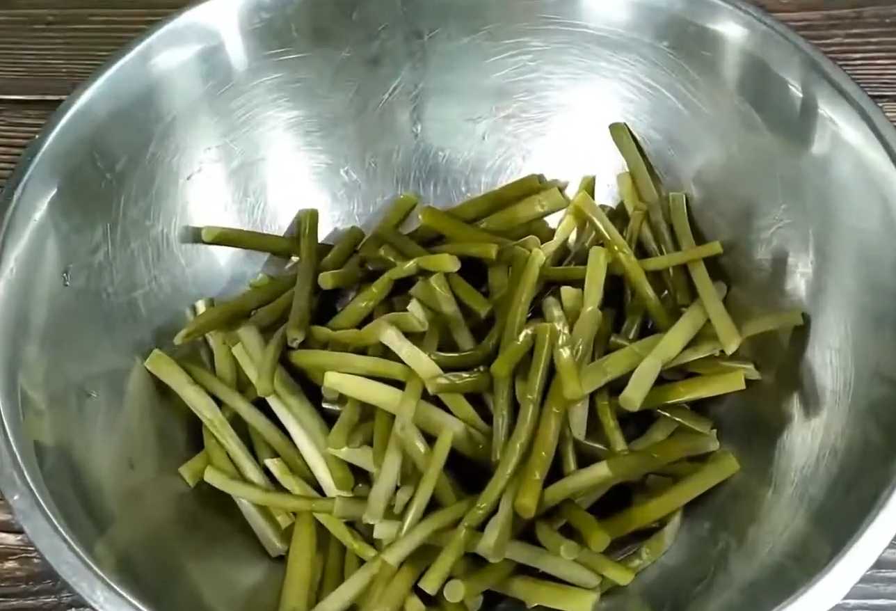 Острая закуска из стрелок чеснока-Шаг 4