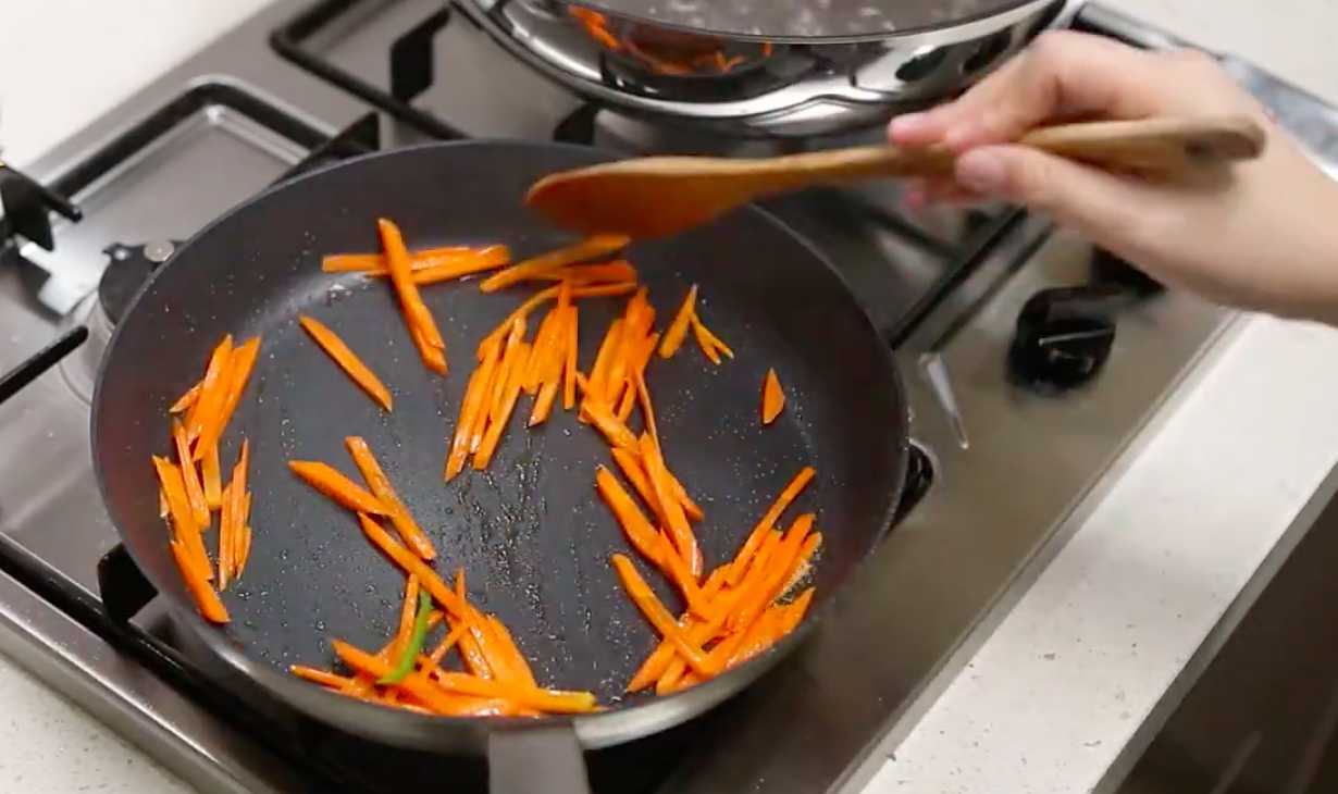 Жареная стеклянная лапша Джапче-Шаг 9