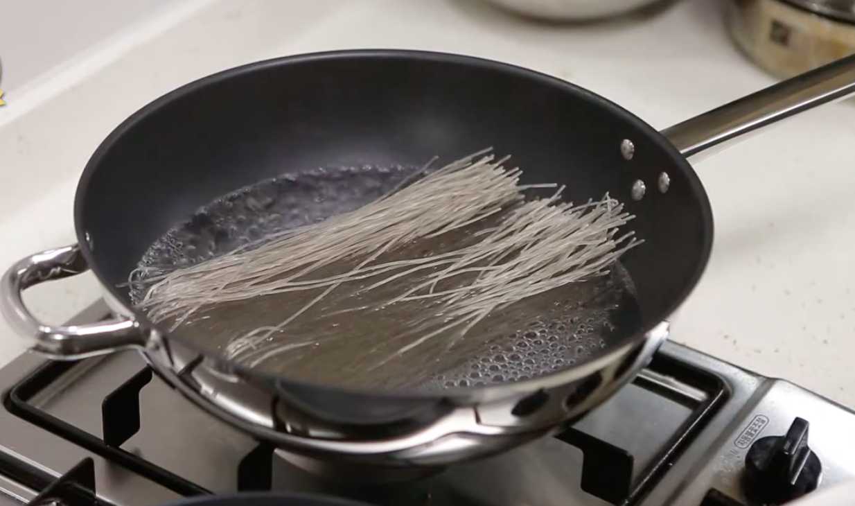 Жареная стеклянная лапша Джапче-Шаг 7