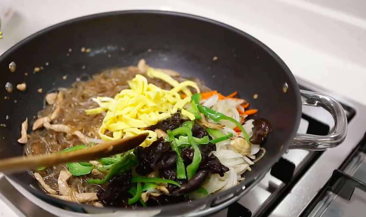 Жареная стеклянная лапша Джапче-Шаг 17