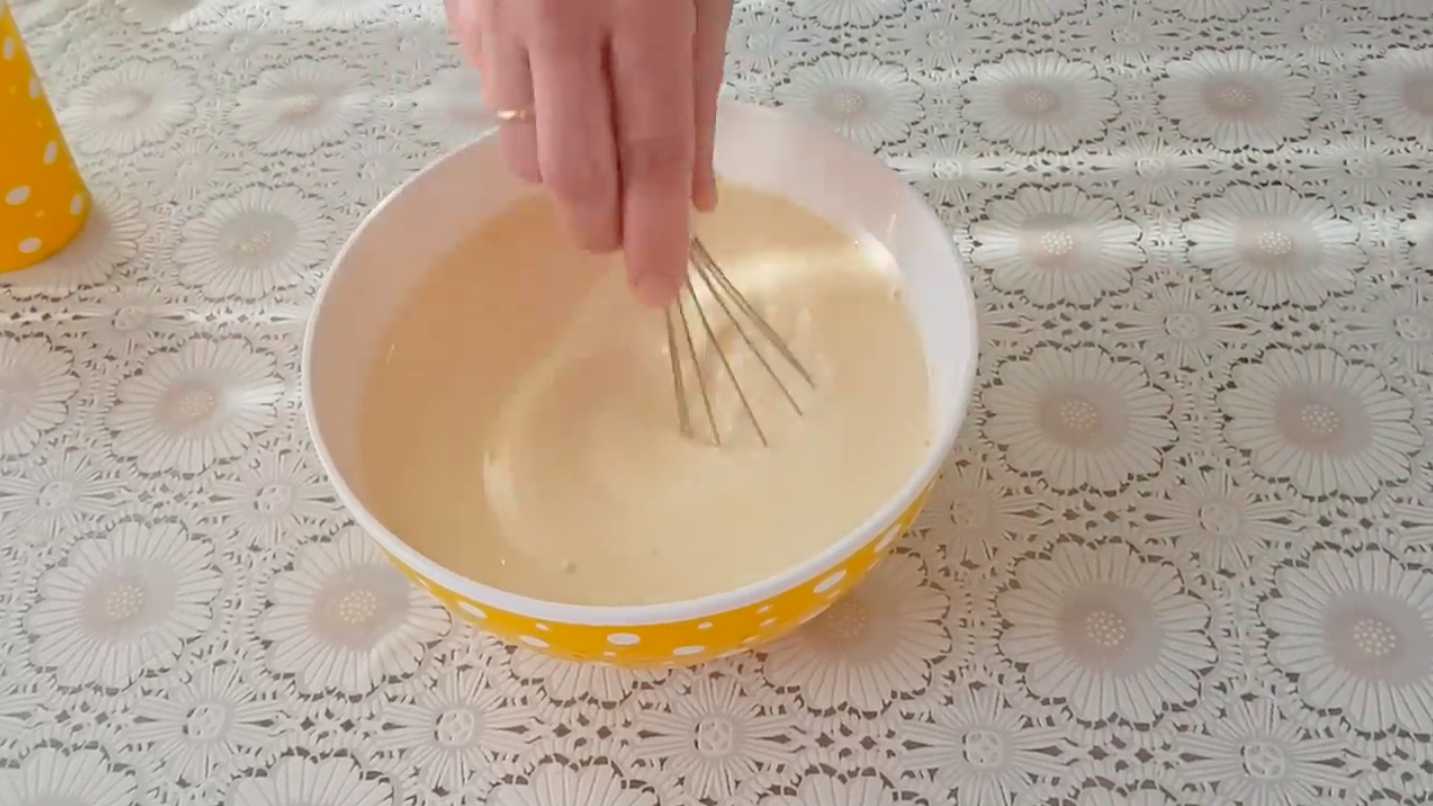 Тонкие блинчики на молоке с яйцами и сахаром-Шаг 5