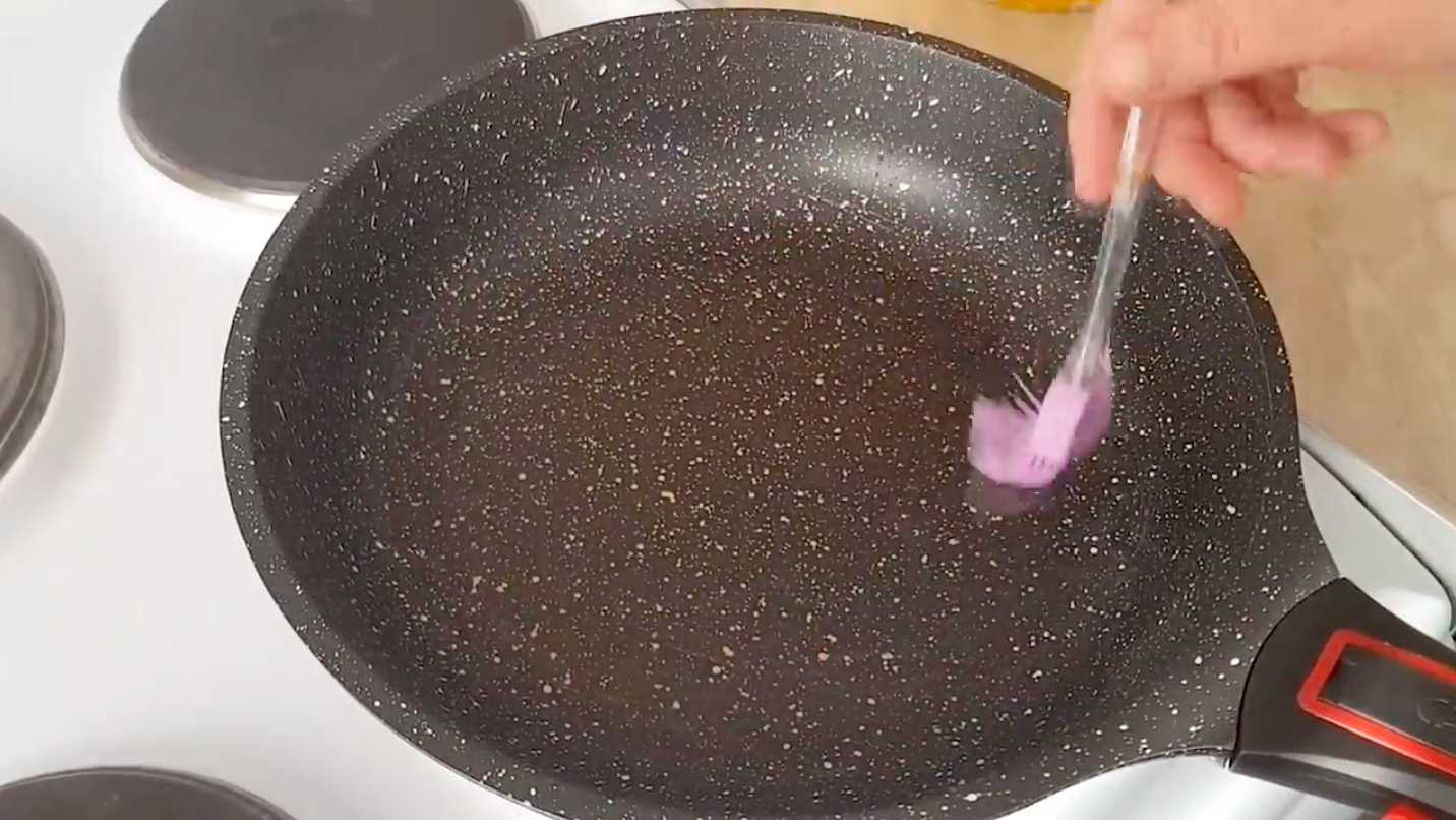 Тонкие блинчики на молоке с яйцами и сахаром-Шаг 8