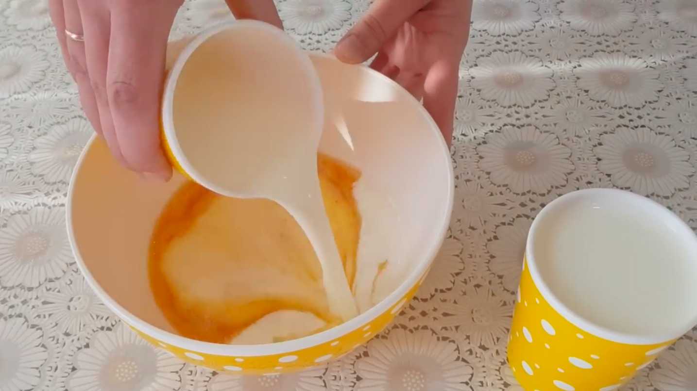 Тонкие блинчики на молоке с яйцами и сахаром-Шаг 3