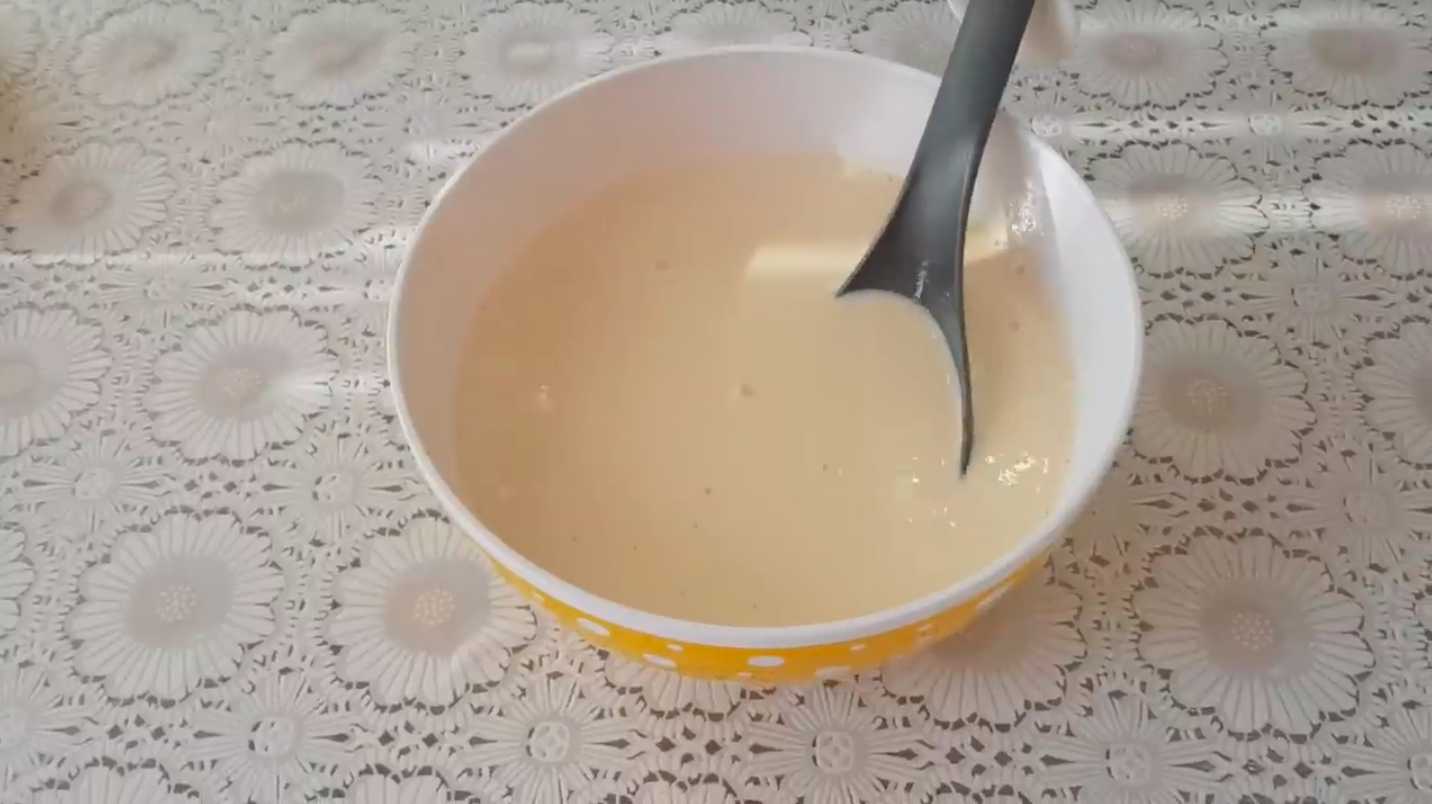 Тонкие блинчики на молоке с яйцами и сахаром-Шаг 7