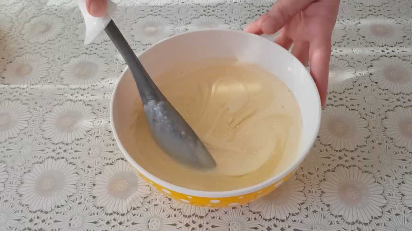 Тонкие блинчики на молоке с яйцами и сахаром-Шаг 6