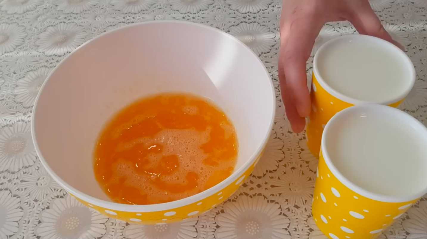 Тонкие блинчики на молоке с яйцами и сахаром-Шаг 2