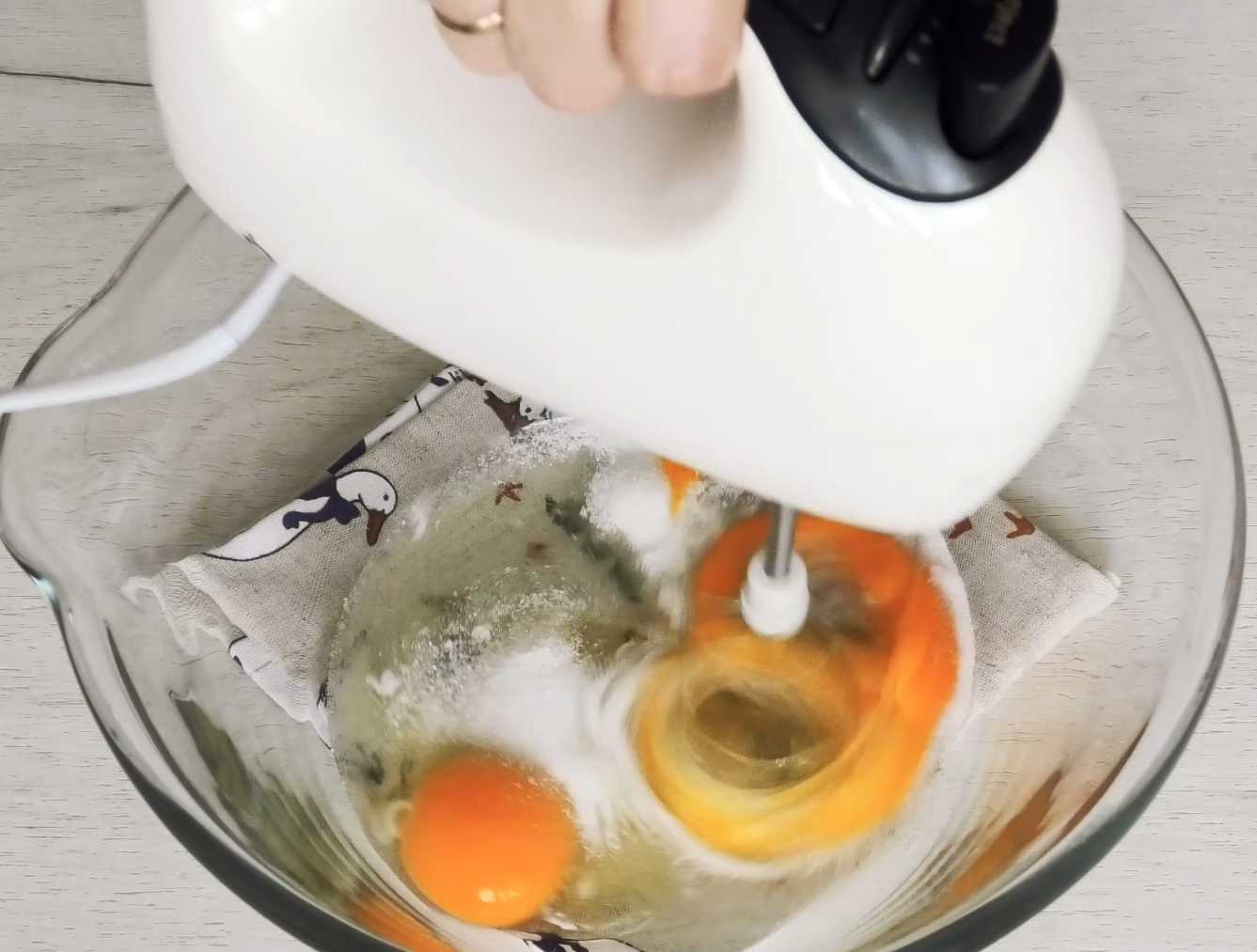 Блины на ряженке с кипятком-Шаг 1