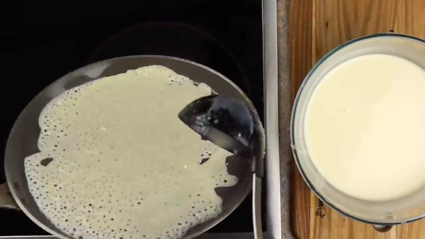 Блины на молоке с дырочками-Шаг 9