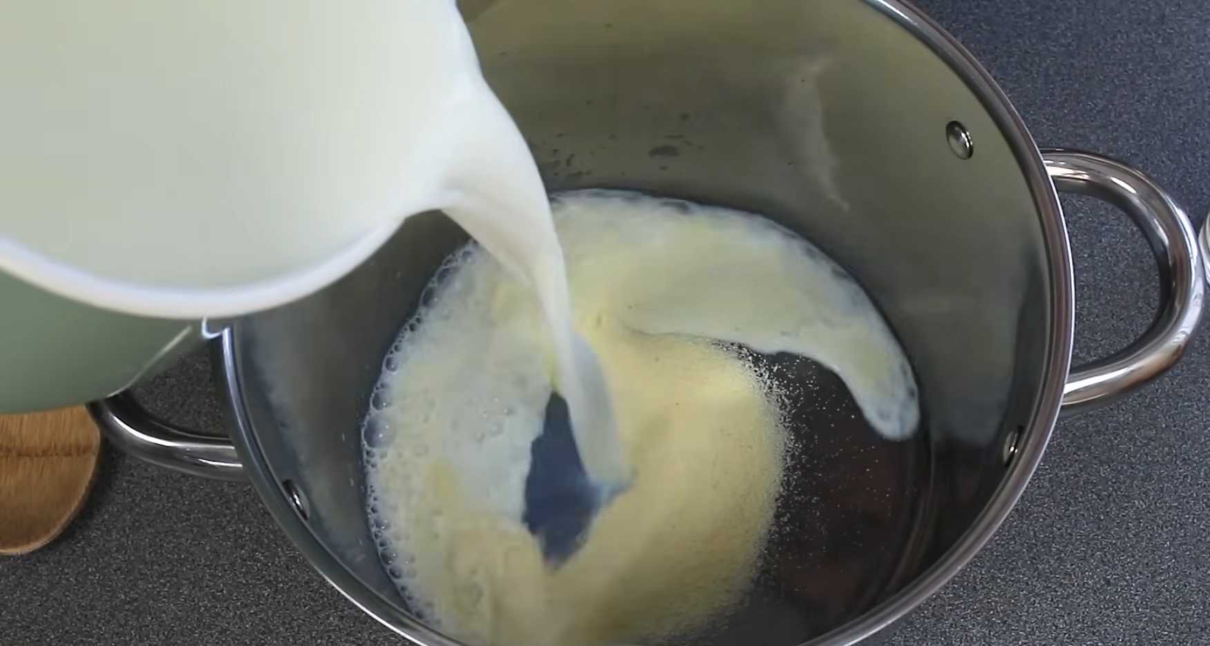 Дрожжевые блины на молоке-Шаг 1