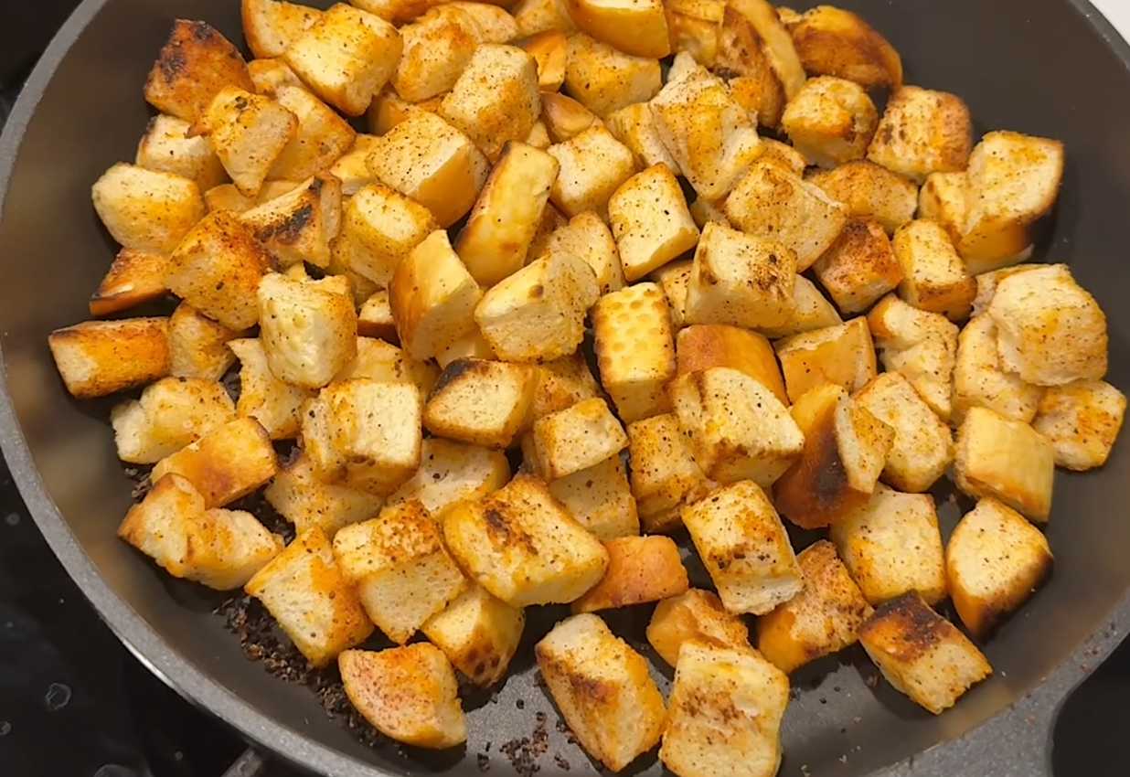 Цезарь с курицей и хрустящими гренками-Шаг 5