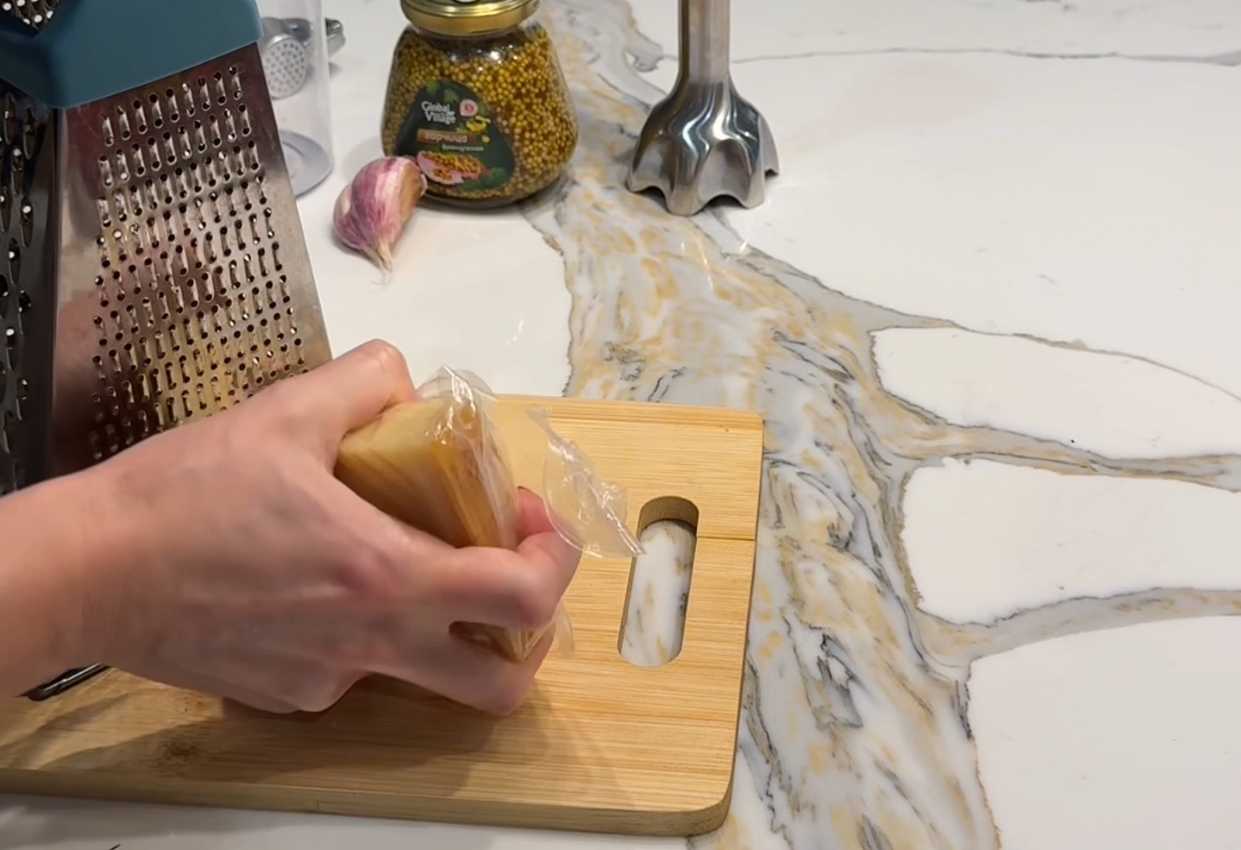 Цезарь с курицей и хрустящими гренками-Шаг 1