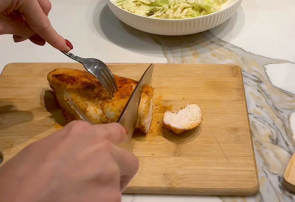 Цезарь с курицей и хрустящими гренками-Шаг 6