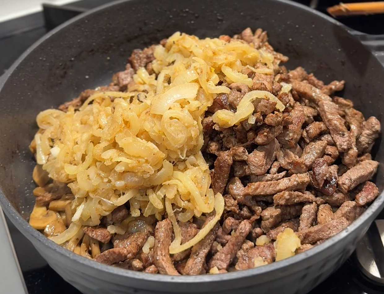 Бефстроганов в сметанном соусе-Шаг 7