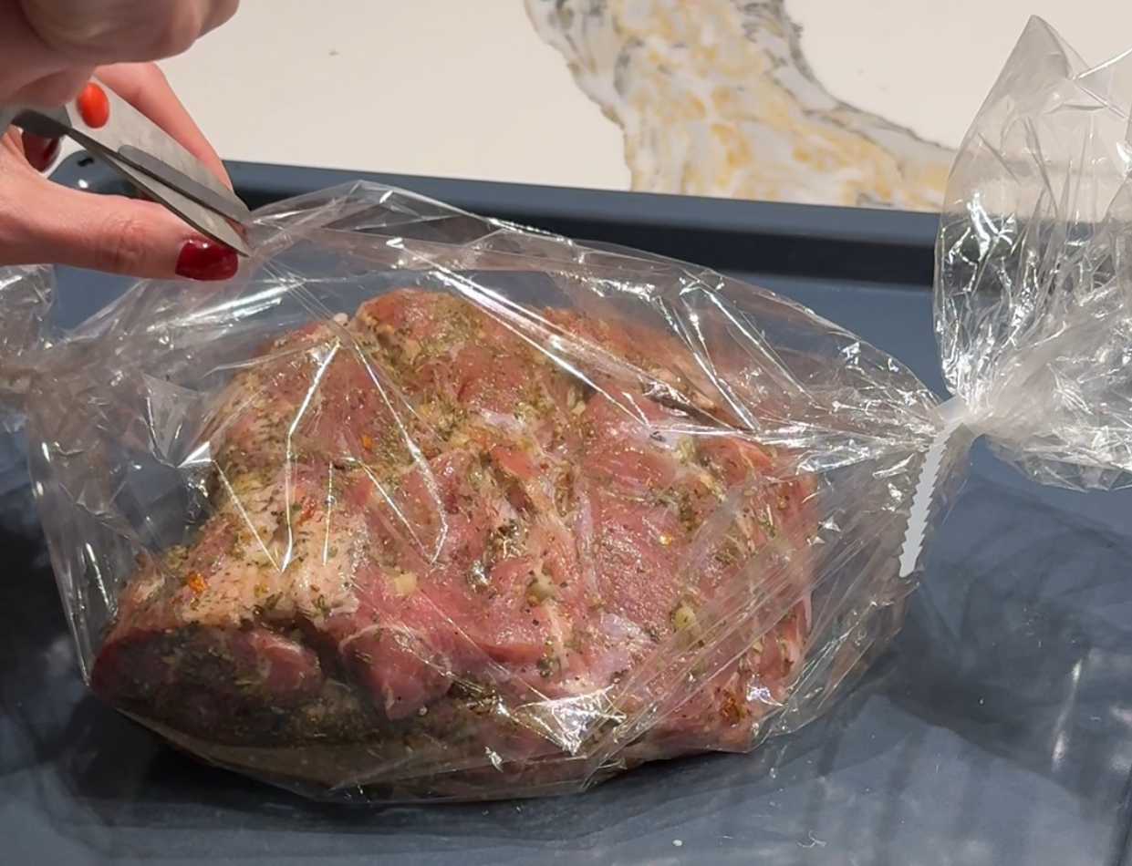 Запечённая свинина в рукаве с чесноком и травами-Шаг 8