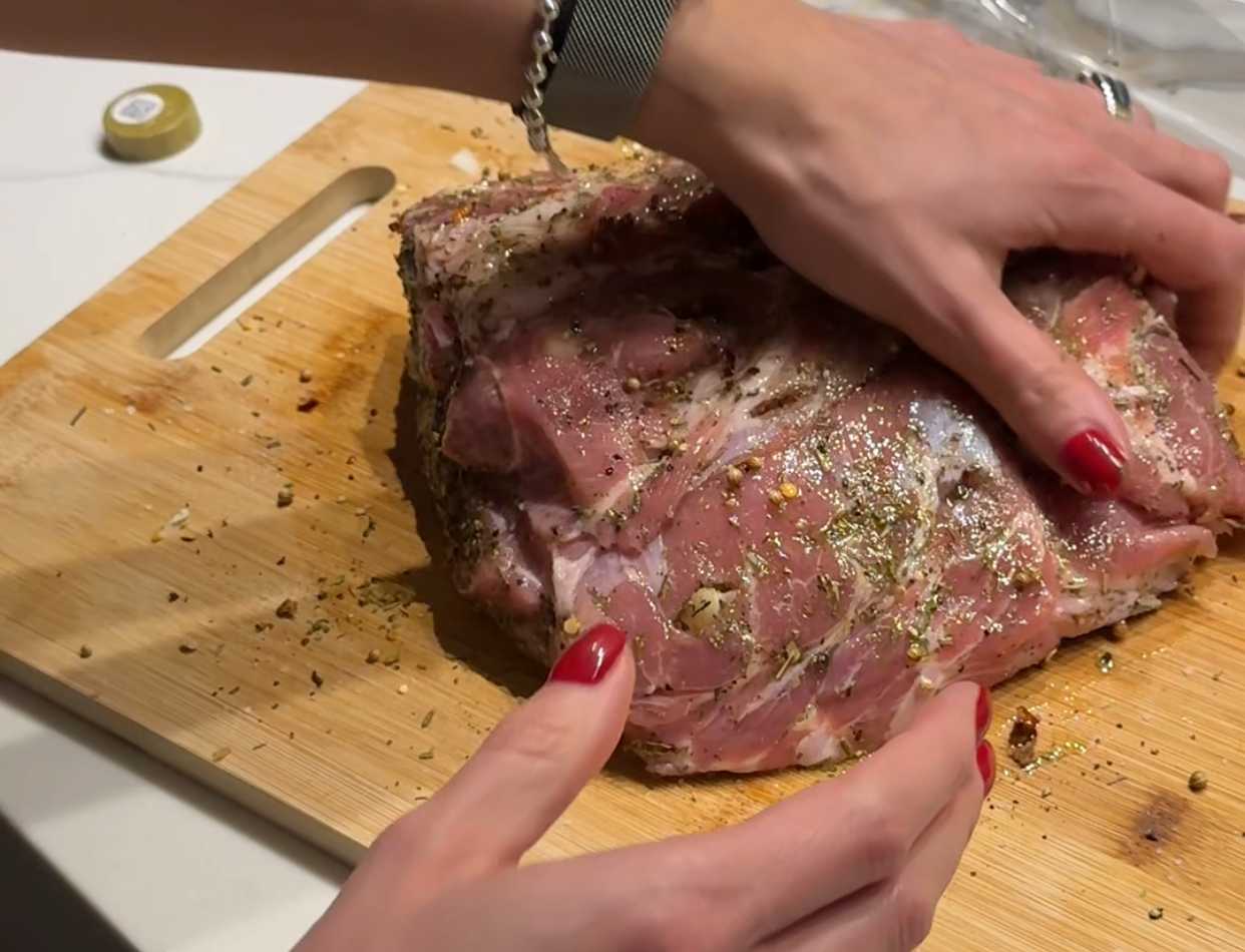 Запечённая свинина в рукаве с чесноком и травами-Шаг 6