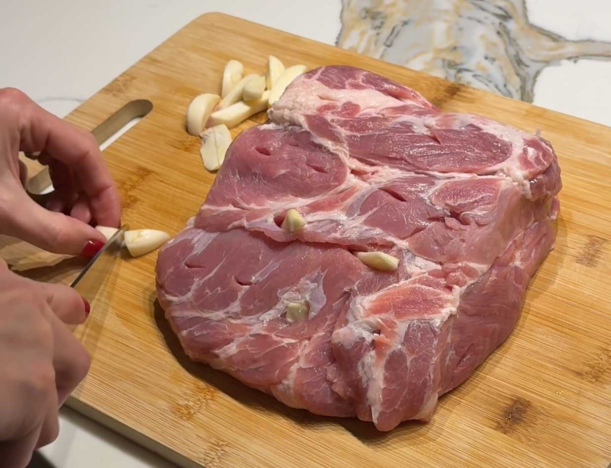 Запечённая свинина в рукаве с чесноком и травами-Шаг 3