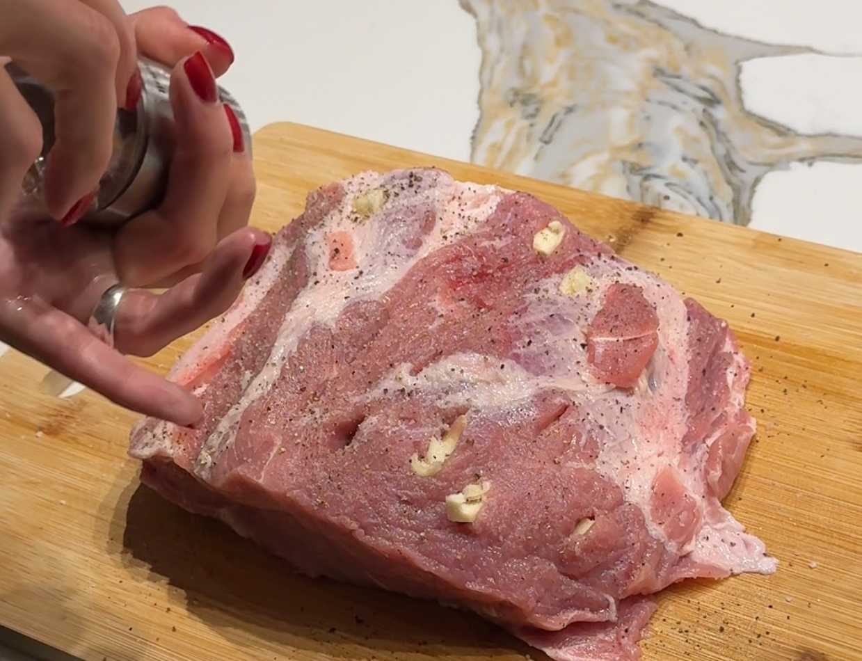 Запечённая свинина в рукаве с чесноком и травами-Шаг 4