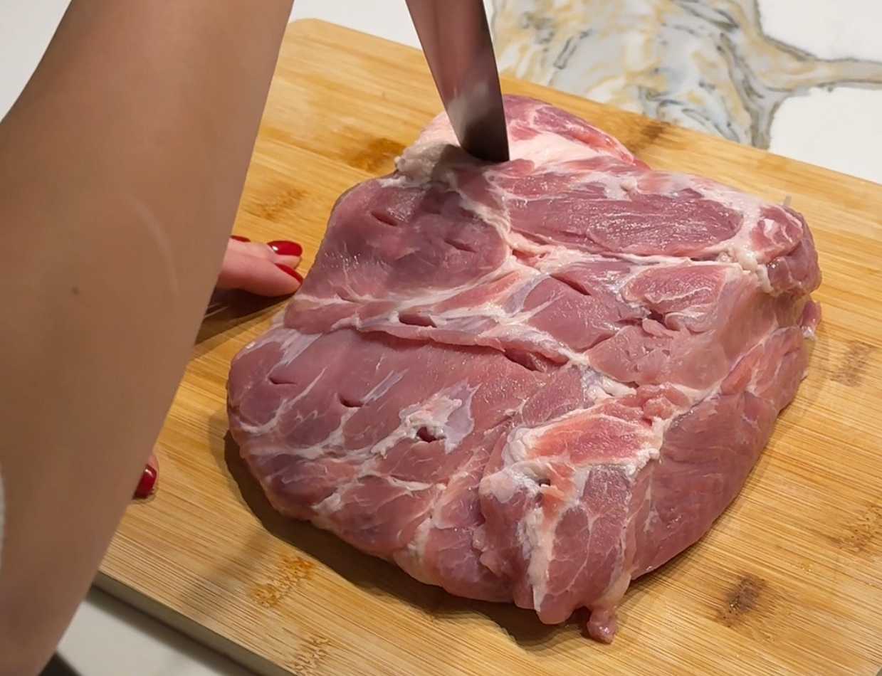 Запечённая свинина в рукаве с чесноком и травами-Шаг 2