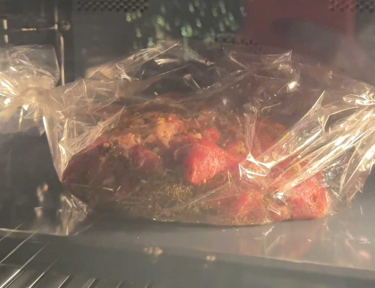 Запечённая свинина в рукаве с чесноком и травами-Шаг 9