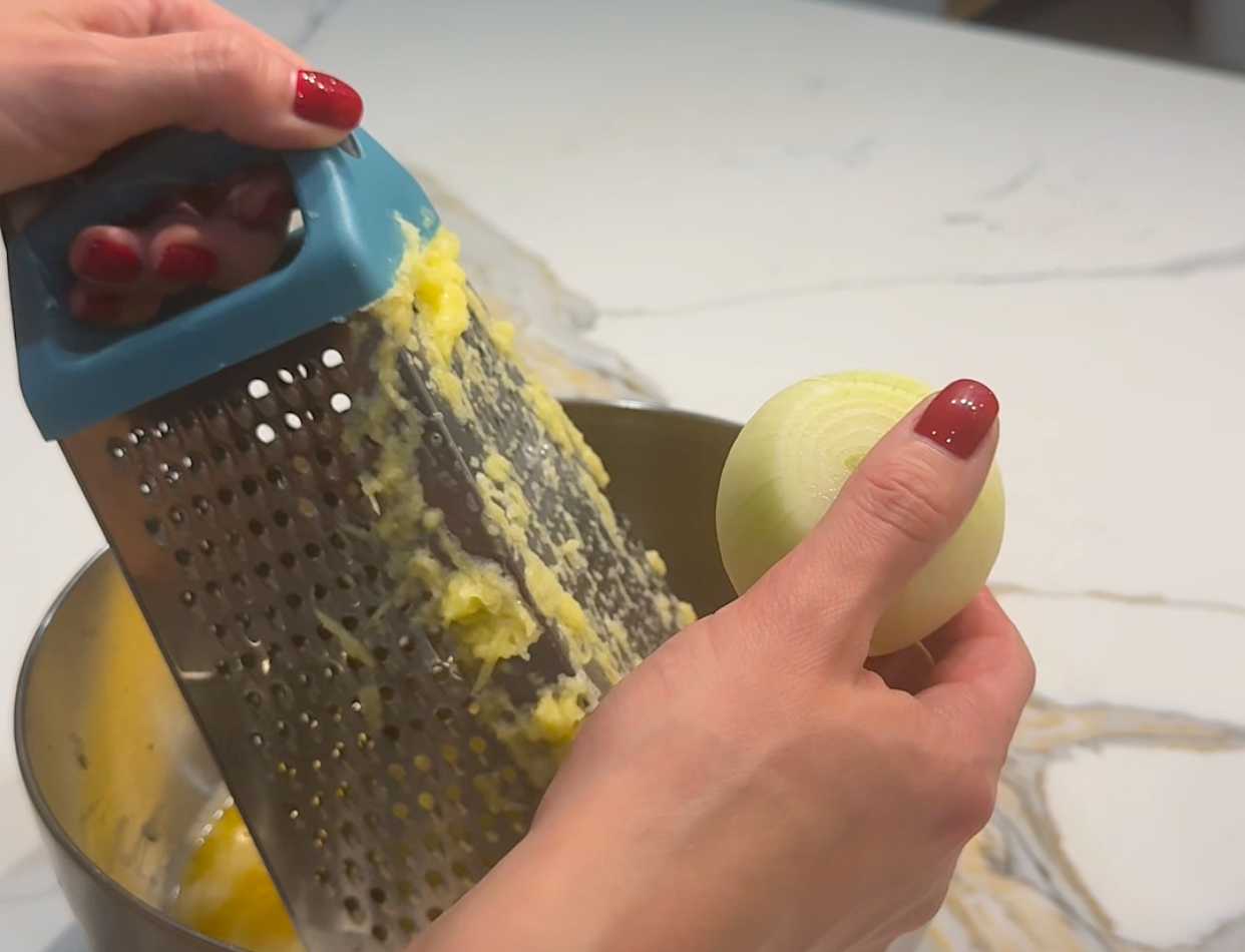 Картофельные оладьи со сметаной без муки-Шаг 3