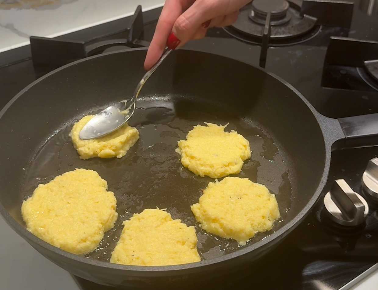 Картофельные оладьи со сметаной без муки-Шаг 9